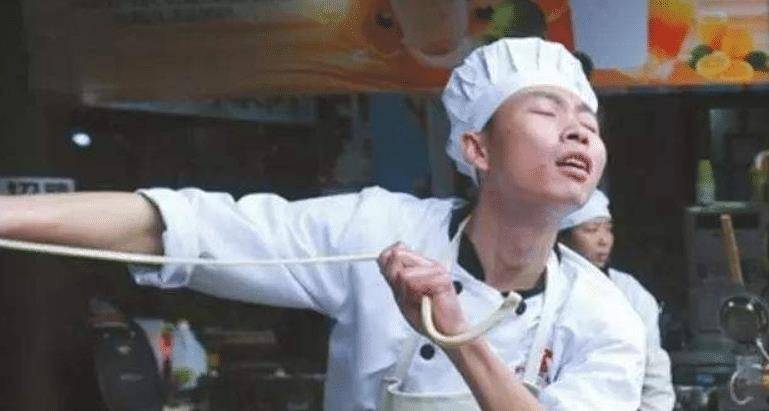 妖娆“拉面哥”，走红后娶女粉丝，炒掉老板另开面馆，近况如何？