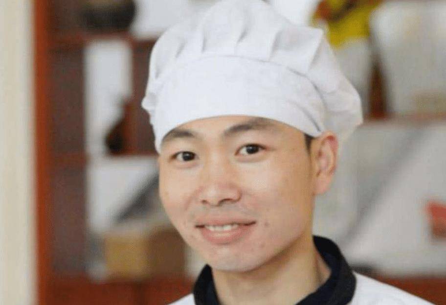 妖娆“拉面哥”，走红后娶女粉丝，炒掉老板另开面馆，近况如何？