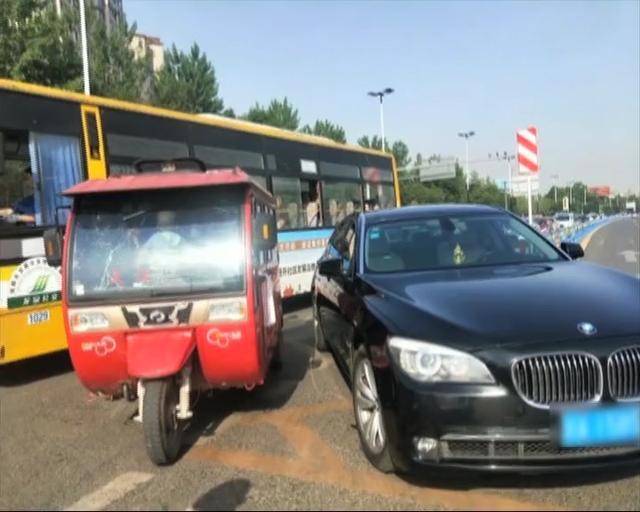 2018年，残疾夫妇撞坏百万豪车，想分期4年半赔钱，结局如何？