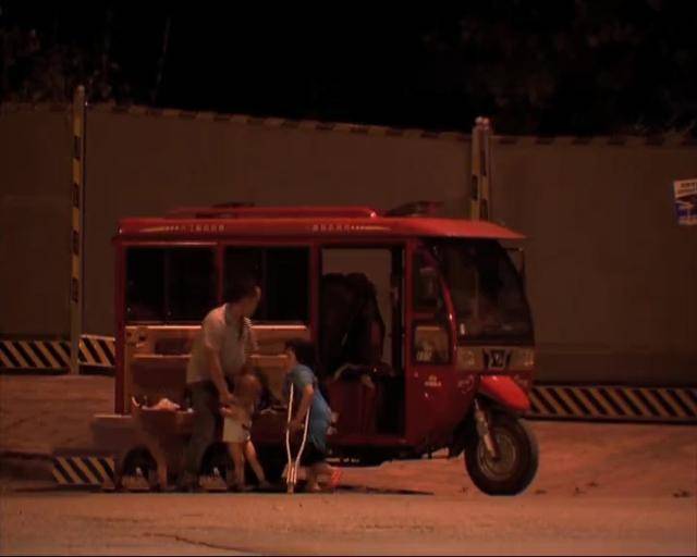 2018年，残疾夫妇撞坏百万豪车，想分期4年半赔钱，结局如何？