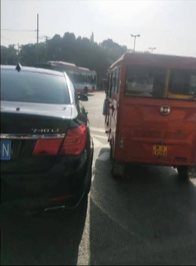 2018年，残疾夫妇撞坏百万豪车，想分期4年半赔钱，结局如何？