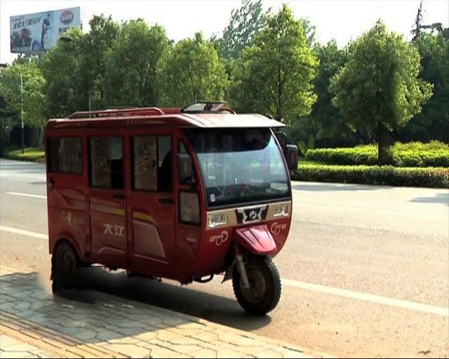 2018年，残疾夫妇撞坏百万豪车，想分期4年半赔钱，结局如何？