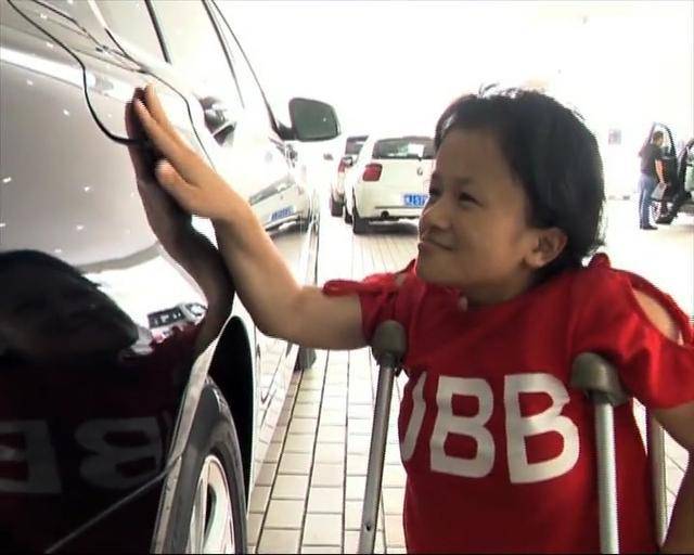2018年，残疾夫妇撞坏百万豪车，想分期4年半赔钱，结局如何？