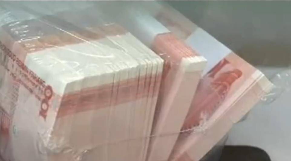 2014年50岁女富商发现银行漏洞，盗取银行5亿资金，最终结果如何