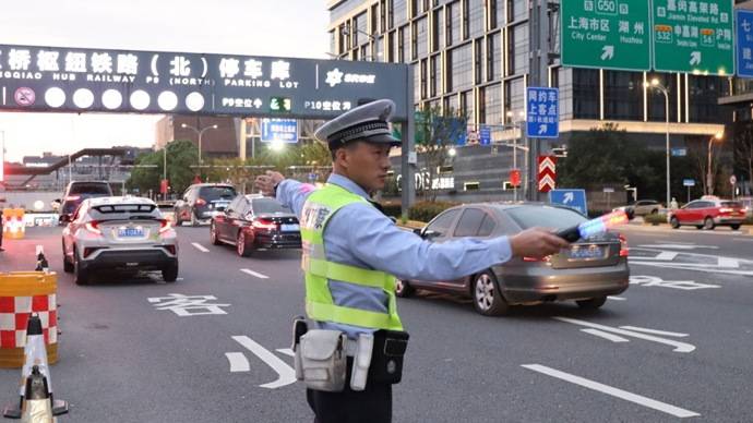 国庆首日虹桥到发旅客已超46万，进出库车辆超3.7万！安全通畅如何保障？
