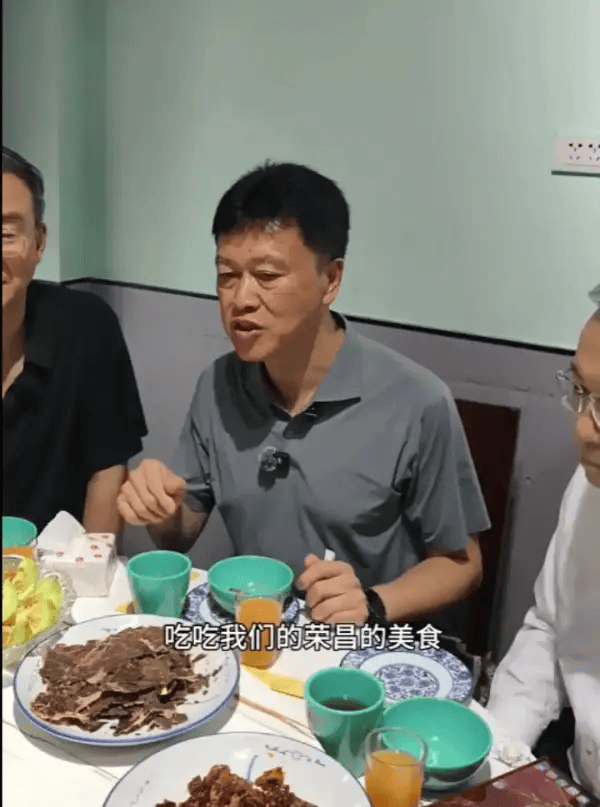 区委书记回应带头下馆子：我们不去支出，小摊小贩就没收入